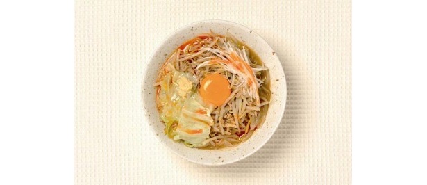 【拉麺Shin.】の「まぜ麺ピリカラ味噌（少々ライス付）」￥850/山椒や唐辛子など、香辛料が溶け込んだスープは、ピリ辛の味噌。モヤシと挽肉、キャベツといったトッピングもうれしい