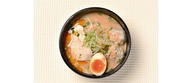 【旭川ラーメン　梅光軒】の「海老鶏塩拉麺」￥850/コラーゲンたっぷりの鶏白湯（パイタン）とエビダシのダブルスープは、コク深い味わい。甘エビは積丹から届いたもの