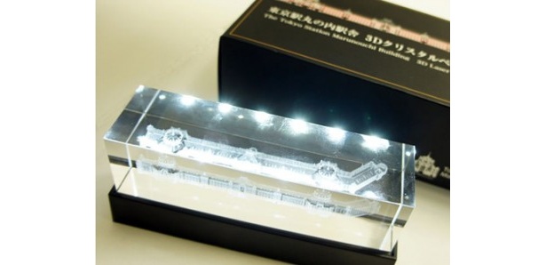 【写真を見る】「3Dクリスタルペーパーウェイト」など飾って楽しむお土産もずらり