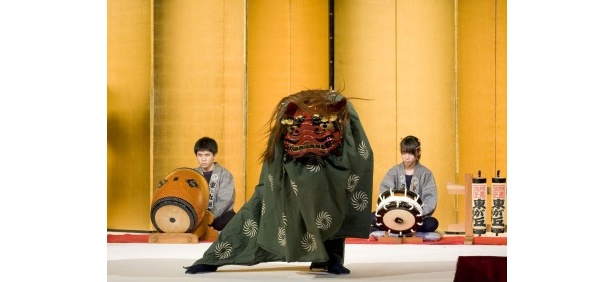 目黒の伝統を伝える目黒囃子の調子に合わせ、縁起のいい獅子舞も園内を練り歩く