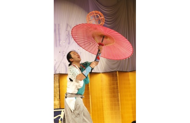 大道芸人“つねむね”による「新春大道芸ショー」では、楽しいトークとダイナミックな技を楽しめる