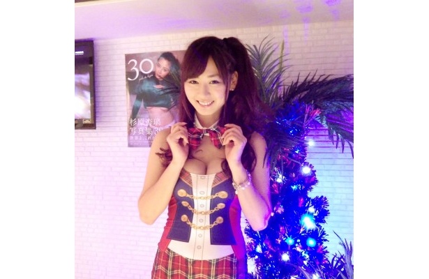 【写真を見る】プロデューサーの中村葵さんも胸元ばっちりドキドキの接客！他にもあのグラビアイドルが！
