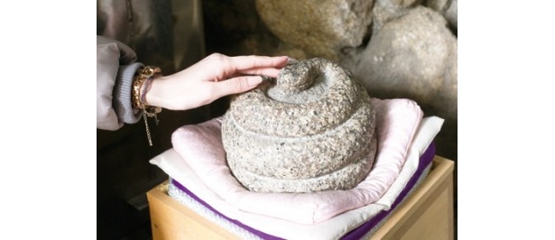【写真を見る】とぐろを巻いたヘビを象ったおもかる石もあり！