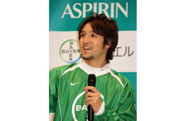 細貝萌選手が子供にサッカーを指導！「バイエルアスピリン 親子サッカー教室」開催
