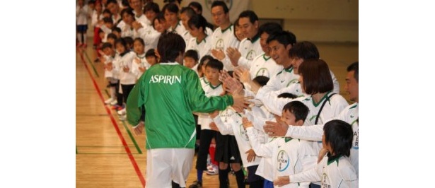 【写真を見る】親子50組とサッカーを楽しんだ！