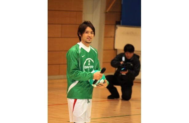 「サッカーが大好きという気持ちで練習をすれば、上手くなれるはず」と細貝選手はアドバイス