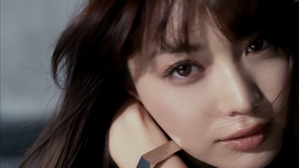蛯原友里さんの大きな瞳に吸い込まれそう