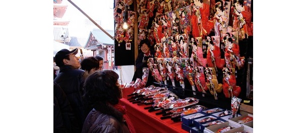 【写真を見る】浅草寺境内内で行われる、納めの観音浅草橋の市(羽子板市)。 羽子板は15000〜30000円くらいが中心