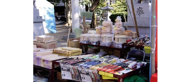 武蔵野国総社・大國魂神社の境内で行われる。正月飾りを始め、生活用品を売る露店が約10軒立ち並ぶ