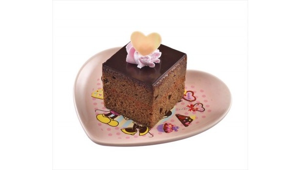 スポンジもクリームもチョコ尽くしの「チョコレートケーキ、スーベニアプレート付き(ピンク)」(700円)