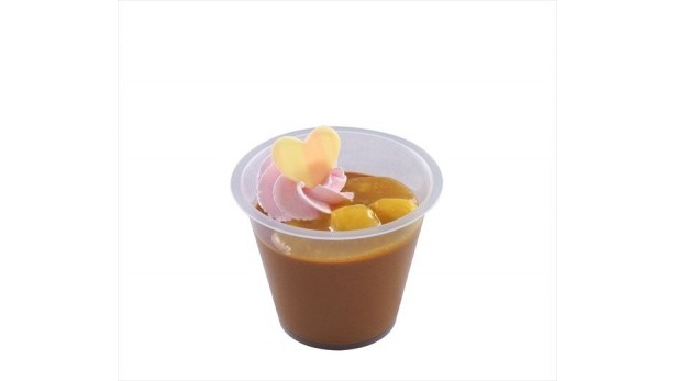 「チョコレートバナナムース、スーベニアカップ付き(ピンク)」の中身。濃厚なチョコレートムースに、バナナソースとストロベリー風味のホイップクリームがトッピングされている