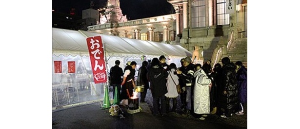 【写真を見る】境内では甘酒やココアの無料接待もあり！