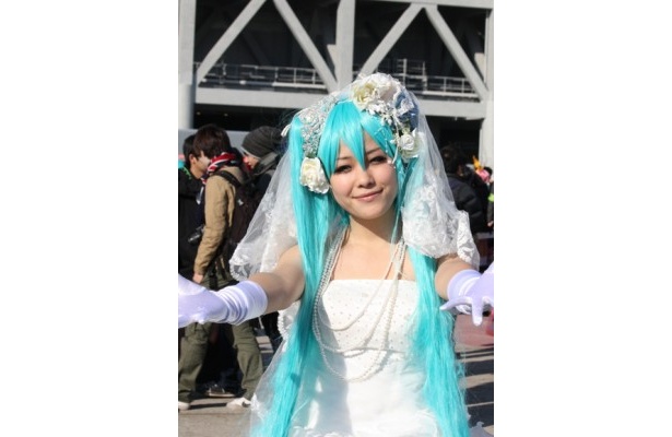 冬のコミケが開幕！コスプレ美女の周囲にも行列