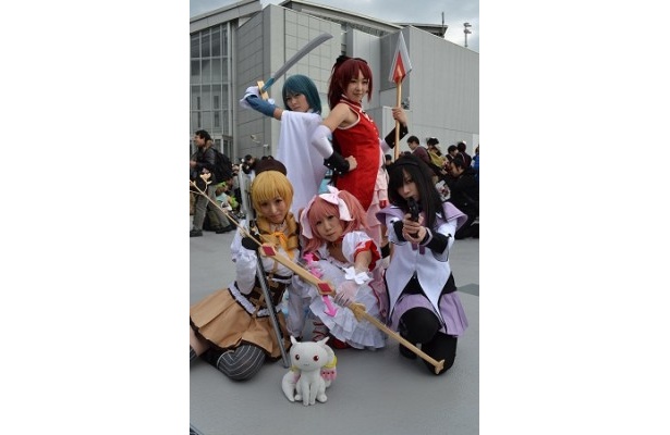 「魔法少女まどか☆マギカ」のキャラクターが大集結