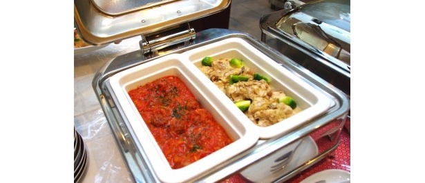 左が肉団子とパプリカのスパイシー煮込み、右は大山地鶏のフリカッセ(クリーム煮込み)