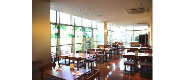 窓ガラスが大きく、自由が丘の通りが見える、明るい店内