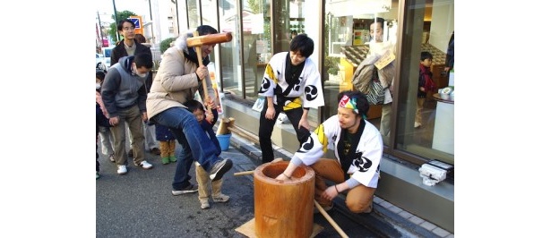三が日、店頭では10時から1日4回餅つきが行われ、ちびっ子も体験できる