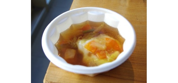 つきたてのお餅が入ったふるまい雑煮。とろけるお餅と鶏出汁のスープが絶品！