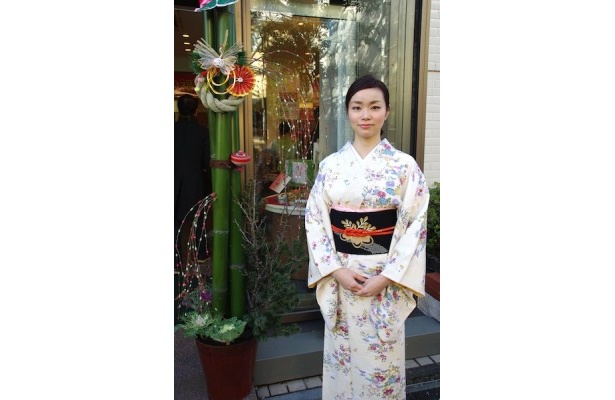 1階のお茶専門店では、華やかな着物のスタップも。丁寧にお茶について教えてくれる