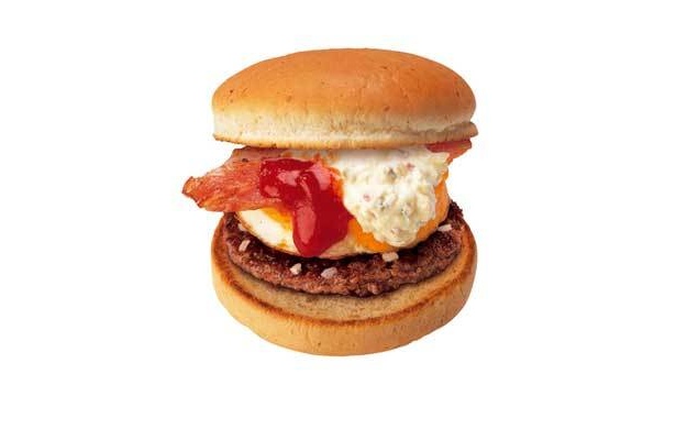 ランチメニューの｢ベーコンエッグバーガー｣は、ふんわり食感のバンズがおいしい(290円)