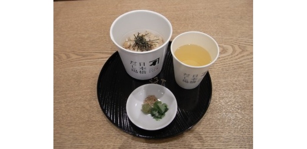 愛媛県宇和海産の刺身用真鯛を使用した、贅沢な「鯛めしだし茶漬け」(Sサイズ350円)。店内では別添えのだしをかけて召し上がれ