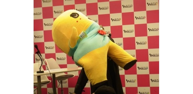 お姫様抱っこしようとして失敗。このあと脳天直撃の船橋市のふなっしー