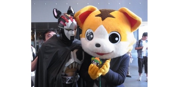ネコミミをつけたネクロマン、戸越銀次郎とツーショット