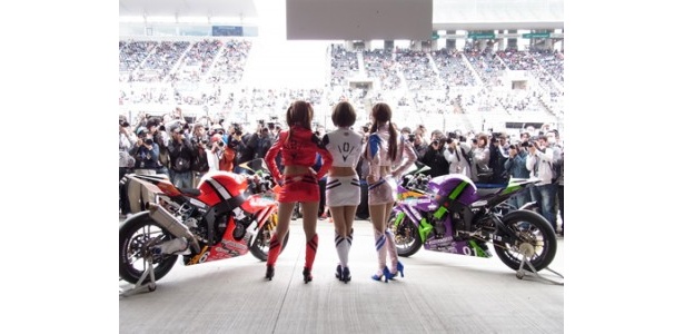 大勢のカメラマンに囲まれたレースクイーンたち