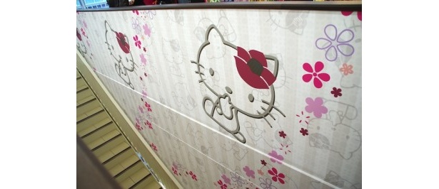 ナチュラルローソン1階から2階に抜ける階段にも椿の花をつけたキティちゃんが