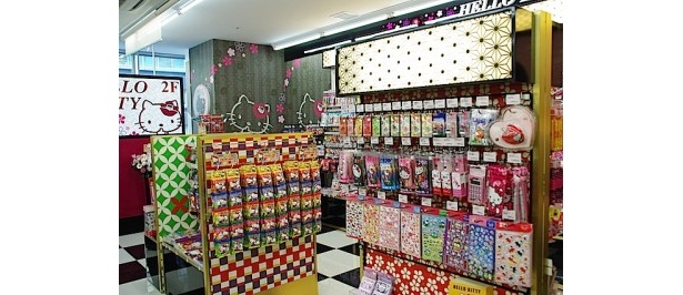 和風を意識した装飾で、店内の壁にもキティちゃんが描かれている