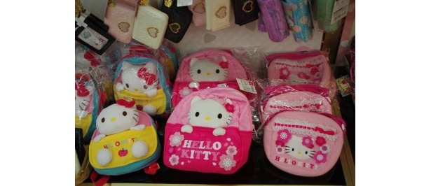 定番のぬいぐるみの手触りバッグは子供のお土産に