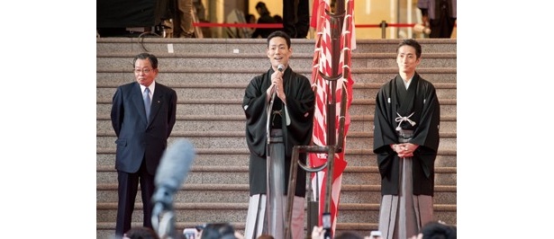 博多座の前で、襲名披露公演についての熱い意気込みを語る