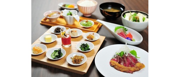 「京のおぞよ 桜家」では読者限定ランチを1/27㊐のみ楽しめる。桜家の当日限定ランチ￥1500（通常￥2500相当）。生麩の白味噌椀や、お造りなど6品 