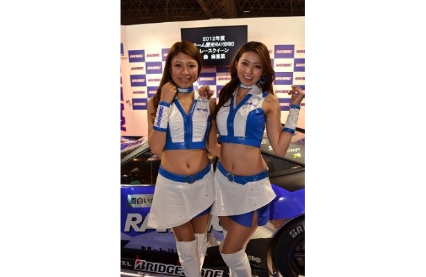 ホワイトとブルーの爽やかなカラーリングが特徴的