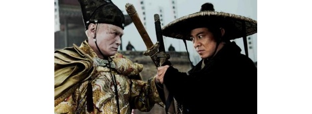 悪名高い宦官ワン督主を演じるリュー・チャーフィーとジャオを演じるジェット・リー(右)