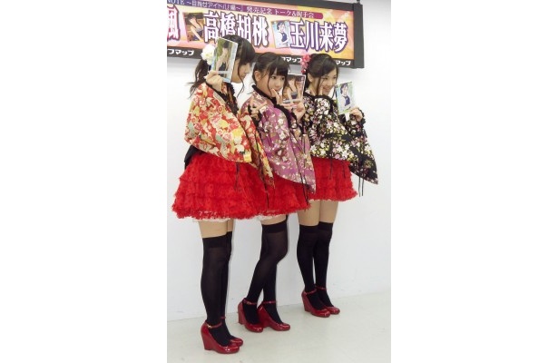 詰めかけた報道陣へ作品をPR