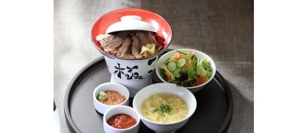 「コリアンキッチン ポジャギ」の限定メニュー“国産・和牛 極ステーキボウル”(1200円)。 ステーキの下にはさらに具が 