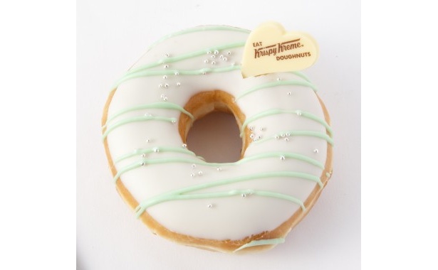  “TOYOSUドーナッツ”はホワイトチョコの上にメロンチョコをあしらい、ほのかにメロンの香りが