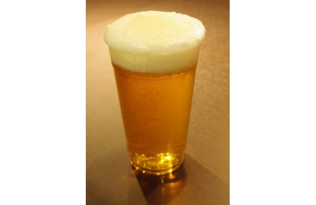 サントリーと開発したフローズン生ビール“極冷え金麦”(380円)は、日本初の限定品