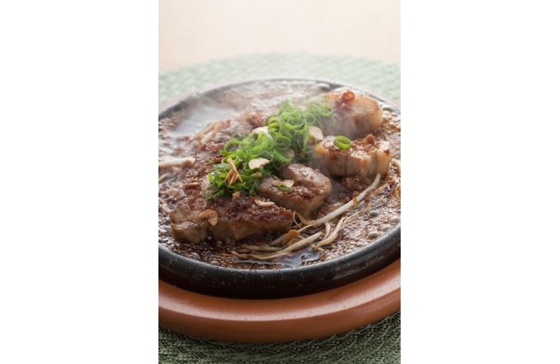 名物“石焼トンテキ定食”(150g・780円)は特製醤油ダレで香ばしく仕上げた