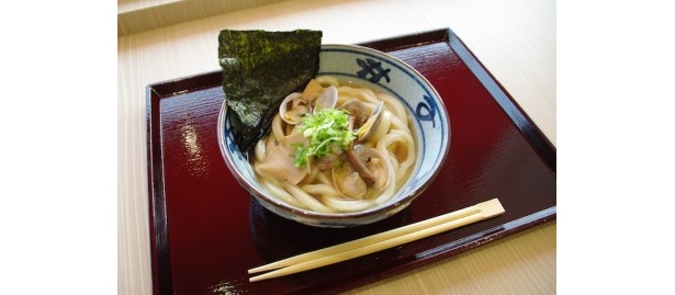 「宮武讃岐うどん」では、豊洲限定の“こだわりあさりうどん”(並550円) を用意
