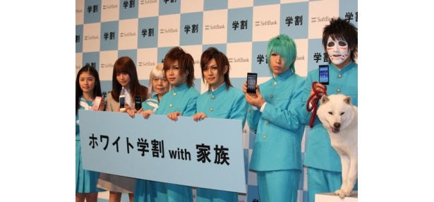 【写真を見る】CM初出演となる(金爆)をはじめ、前田敦子さん、樹木希林さん、小芝風花さんと豪華なメンバーが揃った！