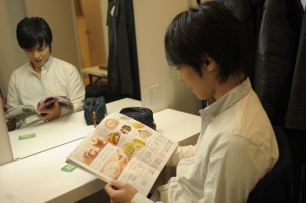 情報誌もチェック。「今度、このお店に行こう！」