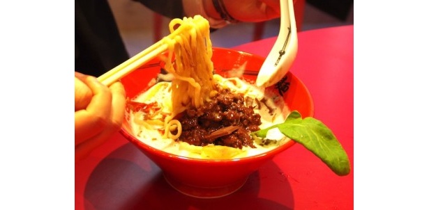 中太のもちもちとした食感の平打ち麺にスープがよく絡む