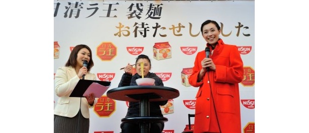 ステージイベントでは“大阪のおばちゃん”が同商品を試食！