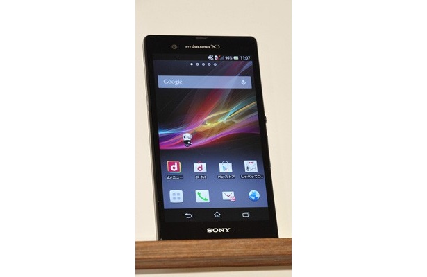Xperia Z SO-02Eは7.9ミリのフラットボディ。Xperia Tablet Z SO-03Eと同じ世界観で作ら れたなめらかなデザインが美しい。