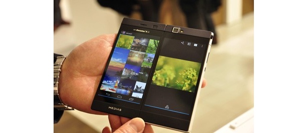 たためばスリムなスマートフォン、開けば5.6インチのタブレットとしても使えるMEDIAS W N-05E。2画面を1画面として使ったり、左右で別々の作業をしたり、使い道は幅広い。