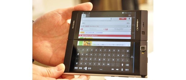 doubleディスプレーのMEDIAS W N-05Eは片方の画面全体にキーボードを表示して、PCのように入力することもできる。ガジェットとしても魅力的な1台。
