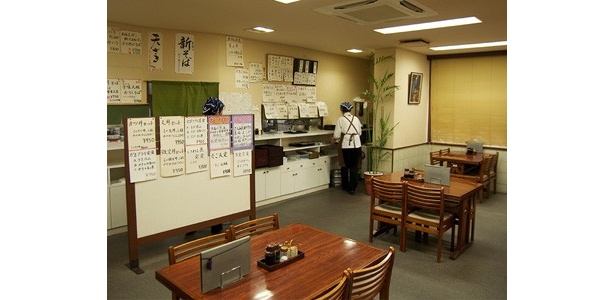 店内には、温かみのある手書きメニューが並ぶ