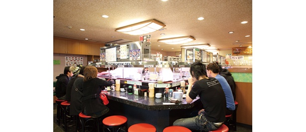 テーブルが3つあり、グループでも入りやすい（若貴 池袋サンシャイン60階通り店）
